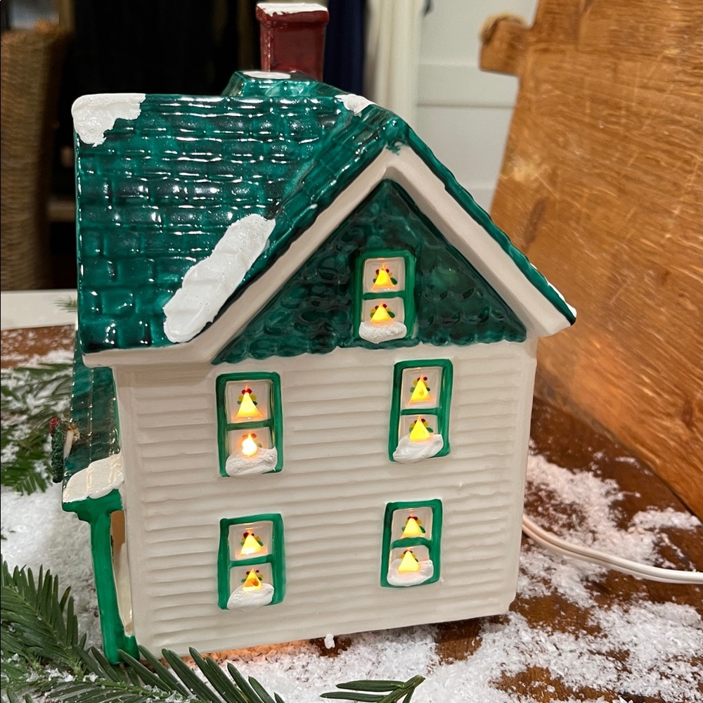 Vintage Yuletide 1986 Gothic Victorian Light Up Ceramic House - Picture 2 of 4